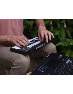 NOVATION LAUNCHKEY MINI MK3 Controlador midi de 25 teclas 2