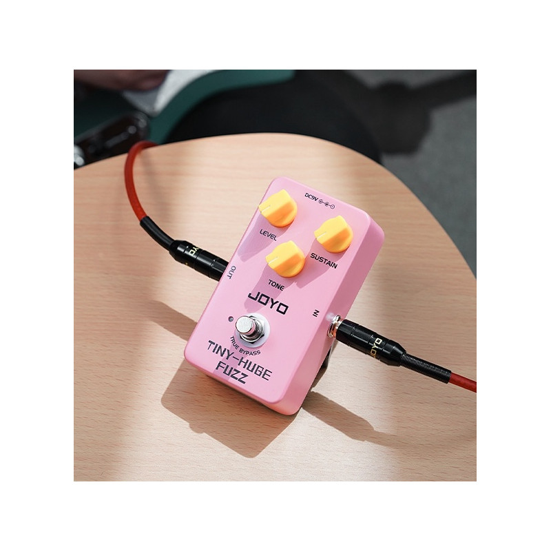 Pedal Joyo Tiny-Huge Fuzz JF-26: Fuzz con un sonido potente y agresivo. Ideal para rock, punk y stoner. Compacto y accesible.