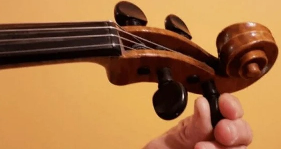 Cómo afinar el violín con las clavijas: guía clara para que no se “devuelvan”
